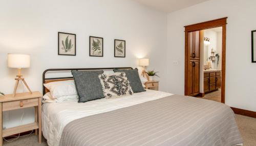 Modern Riverstone Condo with Grand Deck - Steps to Shops, Restaurants, Trails and River - Foto 4