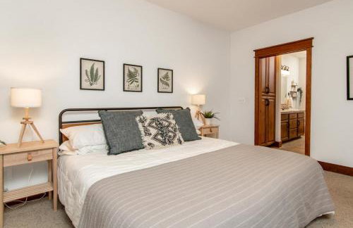 Modern Riverstone Condo with Grand Deck - Steps to Shops, Restaurants, Trails and River - Foto 4