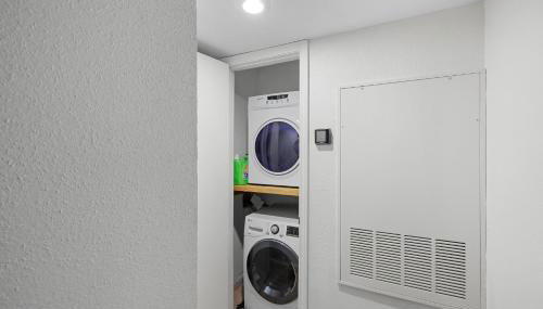 Sophisticated 2BR 2BA by TAMU, King Bed, Washer & Dryer, Smart TV - Foto 5