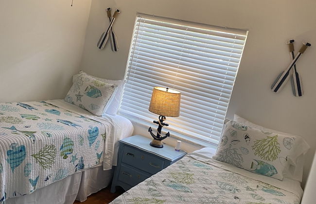 Tropical Theme Home Steps from the Beach - Foto 1