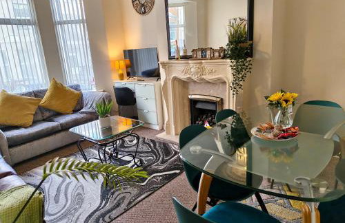 4 bed rooms 5 double beds holidays house near train station - Foto 4