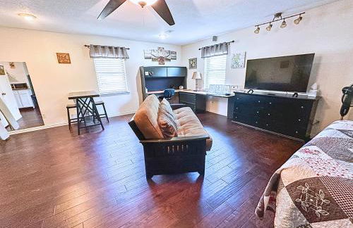 Texas Speedway Retreat: Desk + Cowboy Dipping Pool by Vacation Your Way - Foto 1