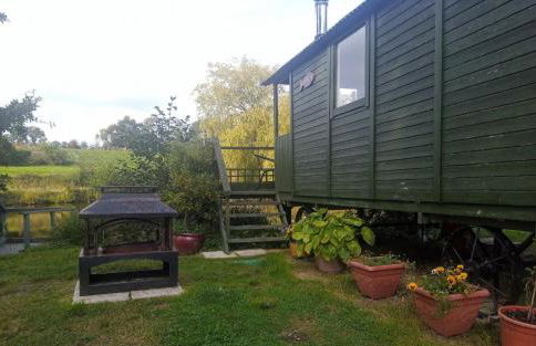 Charming tranquil Shepherds Hut with lakeside balcony 'Roach' - Foto 10