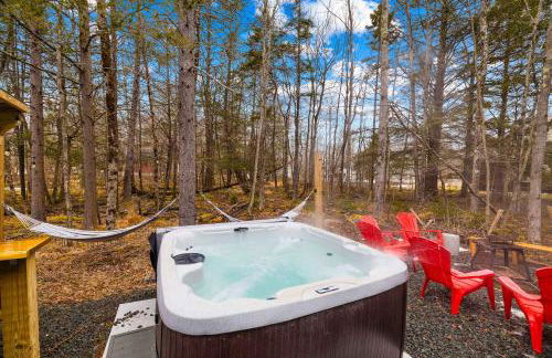 Evergreen Escape Hot Tub Firepit Resort Pool - Foto 3