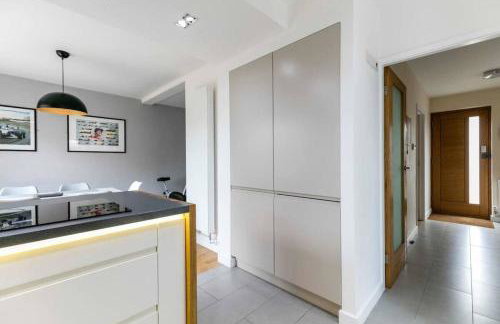 Spacious Modern Garden Family Home - Photo 10