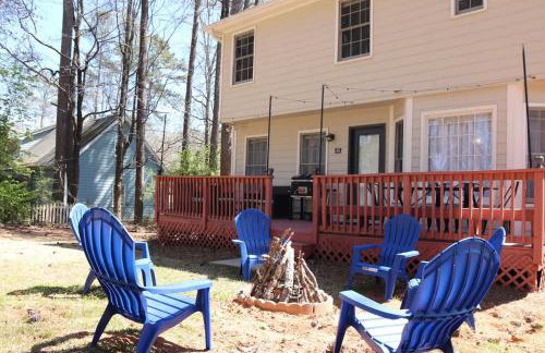 4BR Cozy Family Retreat Near Mall of GA, Near Lake Lanier - Sleeps 10 - Foto 16