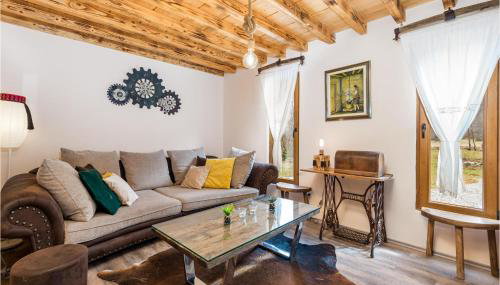 Gorgeous Home In Gospic - Photo 2