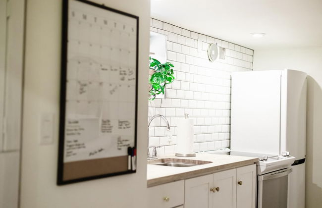 Gorgeous Bungalow With a Backyard Deck - Photo 30