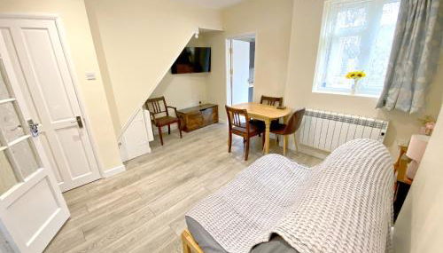 Apartment with a Private Garden and Modern kitchen - Foto 4