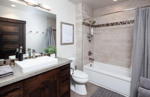 BEST Location, Large & Modern, Glacier Avails! - Foto 12