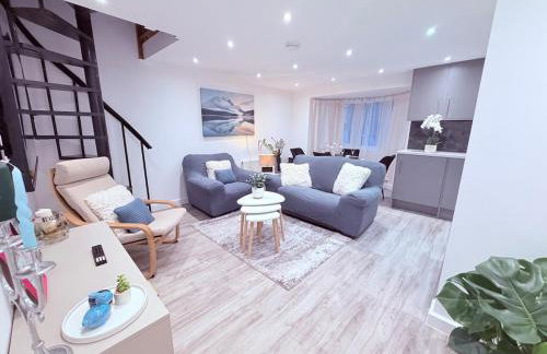 Bright Modern Apartment - Photo 9