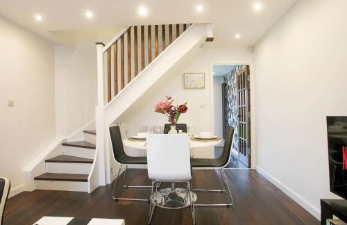 Charming Home - Free Parking - Private Garden - Pass the Keys - Foto 12