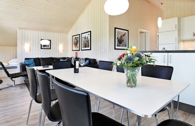 Beautiful Holiday Home With Outdoor Space - Photo 15