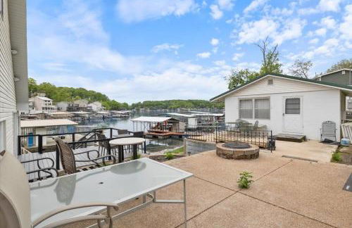 Beautiful Lake Front Home with Private Dock In Lick Branch Cove - Foto 29