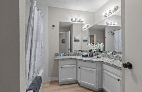 DFW Retreat - Pool, Spa & Minutes to Dallas & Fort Worth - Photo 7