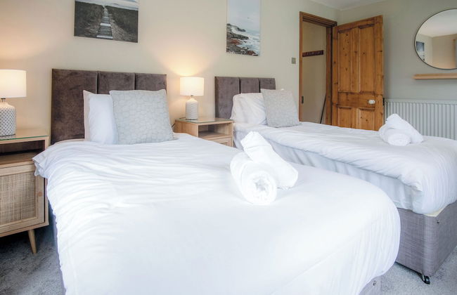 Hill House - 4 Bedroom - Llanrhidian - Photo 14