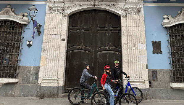 Em frente a uma casa colonial