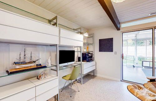 Mid-Century Marvel - Photo 14