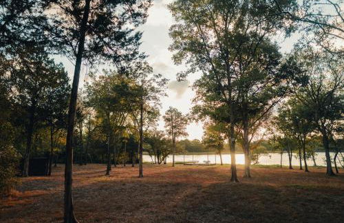 Premium Lakefront Cabin 2 The Magnolia - Foto 17