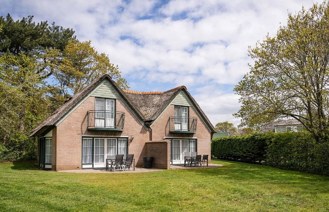 Nice Bungalow With Dishwasher in a Holiday Park 1.2 km. From the sea on Texel - Foto 1