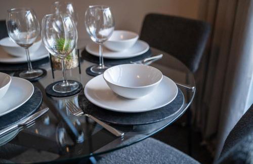 Cosy 3-Bed House With Parking, 5 Mins to QE & Uni - Photo 36