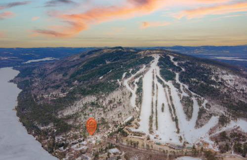 Thomas Trail - Game Room, Fire Pit, 1 min to Ski Mountain & Shared Beach! - Foto 64