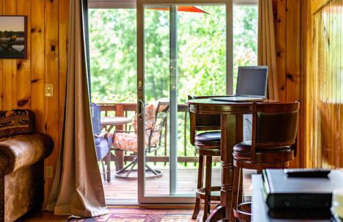 Spacious 5 Bedroom Cabin with Riverview & Black Lake Access - Foto 26