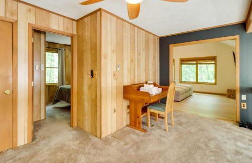 Woodsy Big Bass Lake Hideaway with Fire Pit and Deck! - Foto 19