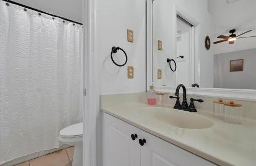 Remodeled Retreat: Tranquil Resort Oasis Near Theme Parks - Foto 34