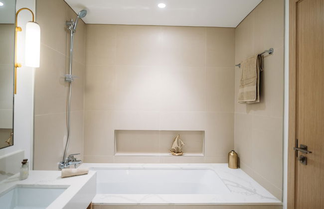 Elegant Stay: Balcony & Stunning Dubai Creek Views - Photo 21