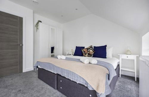 2Bed Flat-Secured Free Parking-by Holiday Homes - Photo 14