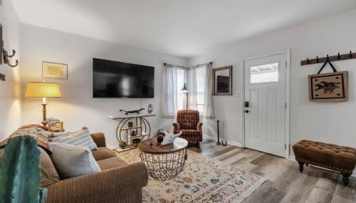 Pony Express 1BR | Pets OK + Laundry | Blue Door - Foto 3