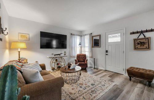 Pony Express 1BR | Pets OK + Laundry | Blue Door - Foto 3