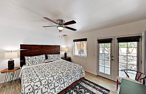 Rawhide Ranch - Walk to Pappy and Harriet's with Hot Tub! home - Foto 13