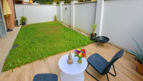 Zen Garden House - in front of the metro - Photo 5, Garden, Garden view