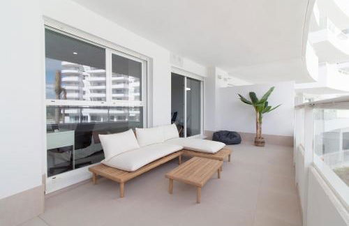 Global Properties, Apartamento con terraza y vistas a la piscina en Gran Canet - Photo 6