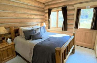 Tranquil Mountain Glamping Retreat: Stunning Log Cabin with a Hot Tub in Darby, MT - Foto 8