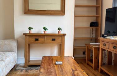 Large Traditional, Sleeps 8, 2 baths, Train, Tram, Pubs, Hucknall - Foto 2
