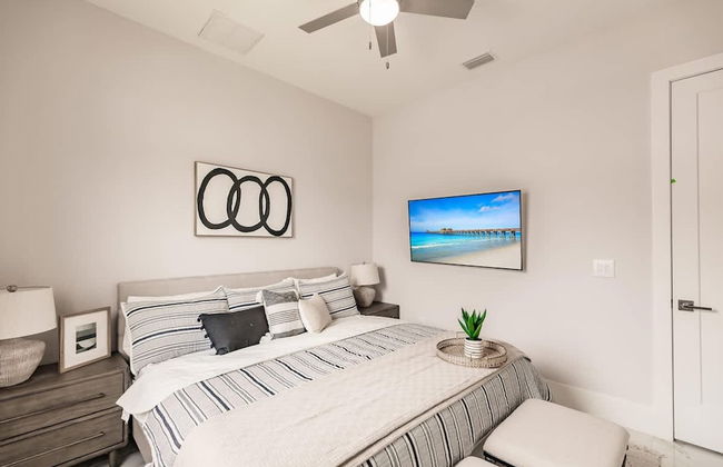 Luxurious Naples 4BR w Pool by Vanderbilt Beach - Photo 29