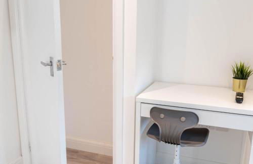 Four Bedroom House - Parking - Garden - Netflix 22C - Foto 6