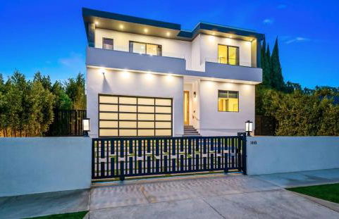 Luxurious Retreat - Modern House with Pool - Photo 39