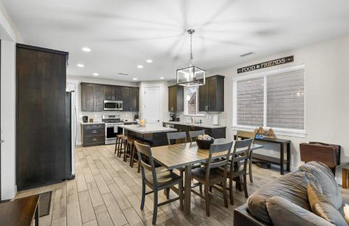 Modern Flagstaff Getaway with Mountain Charm. - Foto 9