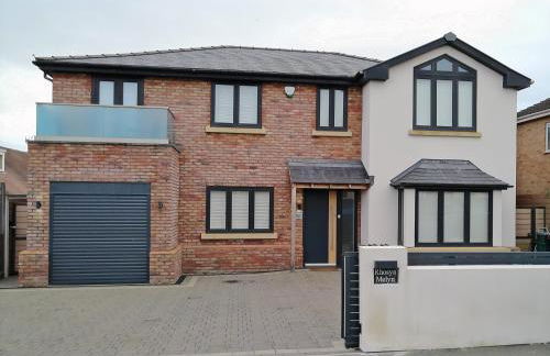 Modern Large 4-Bed Property sleeps 10 in Abergele - Photo 1