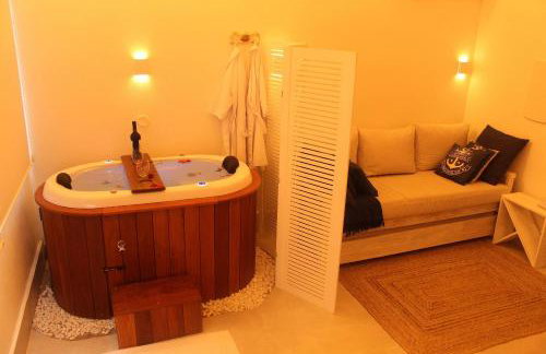 Casa d'Aroeira Residencial Boutique - Centro de Juqueí - Perto de Tudo - 2 quadras do Mar - Serviço de Praia - Roupa de Cama 600 fios algodão Egípcio - Tudo Novo - Estacionamento Interno - Cozinha - Consulte unidades com Ofurô Hidro e Cromoterapia - Foto 60