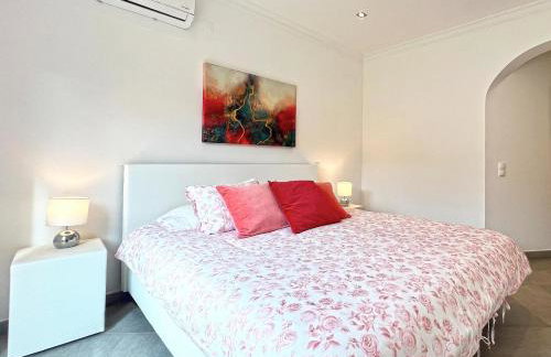 Beautiful 4-Bedroom Villa with Garden and Pool - Foto 21