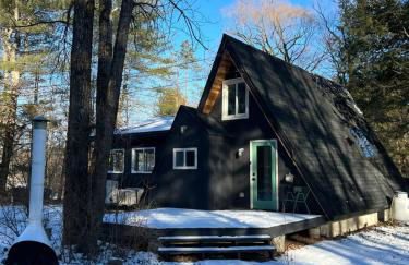 Modern A-Frame Cabin with Loft, Firepit and Grill - Foto 16