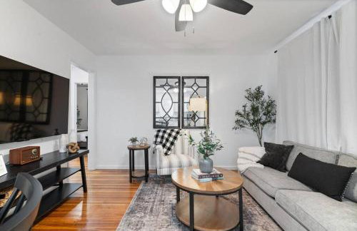 Urban Oasis Cozy Home Near Downtown with Game Room and Firepit - Foto 38