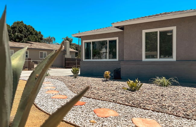 Cozy 2BR Home With Bright Interior Relaxing Patio - Foto 34