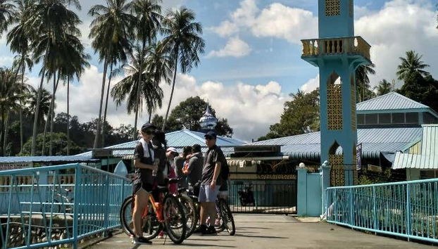 Pédaler dans le centre de George Town