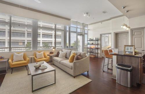 Luxury 1BR Resort Stay with WiFi, Pool, and Desk near Med Center and NRG - Foto 1